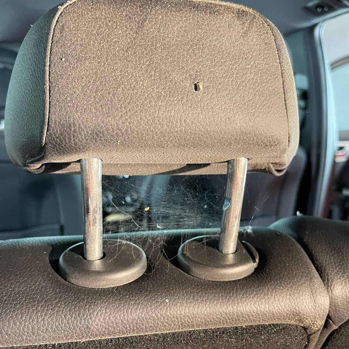 Professioneel-vieze-hoofdsteun-interieur-reiniging-auto-hoofddorp-the-lab-nederland